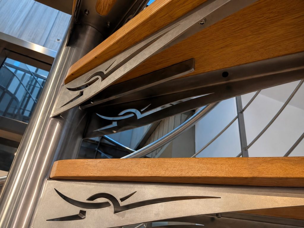 Escalier en colimaçon en inox et marche en chênes massif